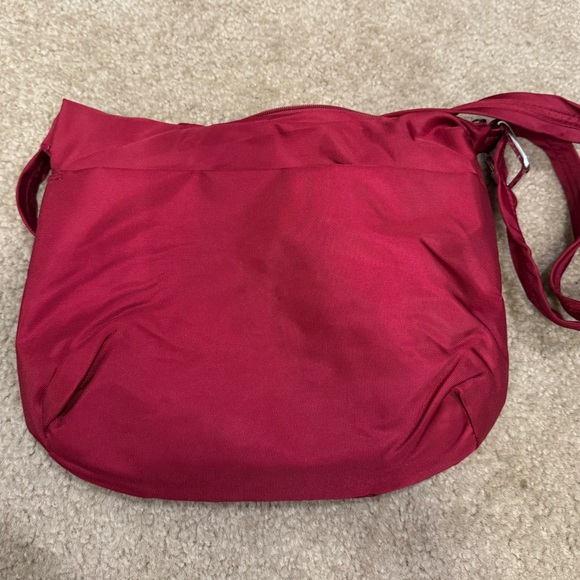 Travelon anti-theft RFID blocking crossbody - Picture 8 of 9